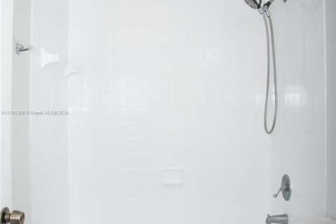 Купить кондоминиум в Майами, Флорида 2 спальни, 83.52м2, № 2015048 - фото 26