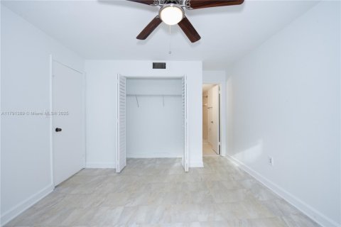 Купить кондоминиум в Майами, Флорида 2 спальни, 83.52м2, № 2015048 - фото 18