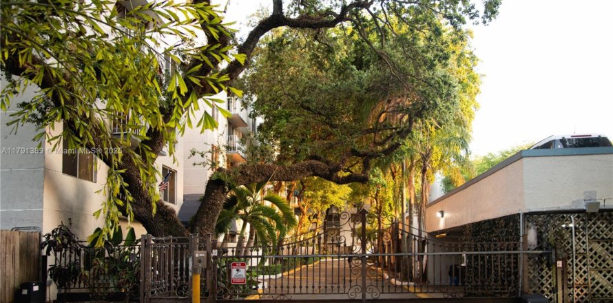 Кондоминиум с 2 спальнями в Майами, Флорида № 2015048