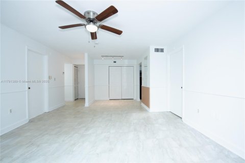 Купить кондоминиум в Майами, Флорида 2 спальни, 83.52м2, № 2015048 - фото 14