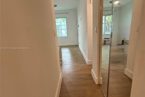 Снять в аренду кондоминиум в Майами-Бич, Флорида 1 спальня, 39.02м2, № 1956393 - фото 13