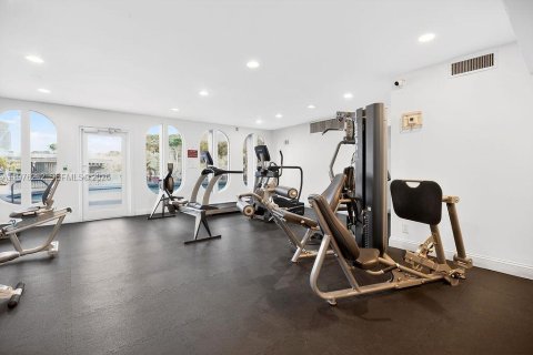 Condo in Hallandale Beach, Florida, 2 bedrooms  № 2044436 - photo 23