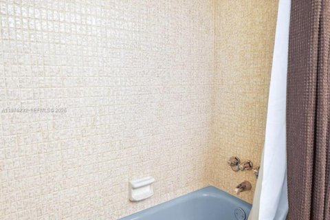 Condo in Hallandale Beach, Florida, 2 bedrooms  № 2044436 - photo 18