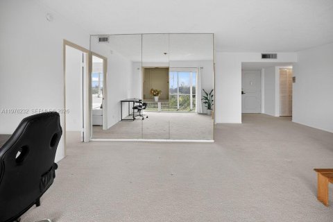 Condo in Hallandale Beach, Florida, 2 bedrooms  № 2044436 - photo 5