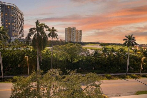 Condo in Hallandale Beach, Florida, 2 bedrooms  № 2044436