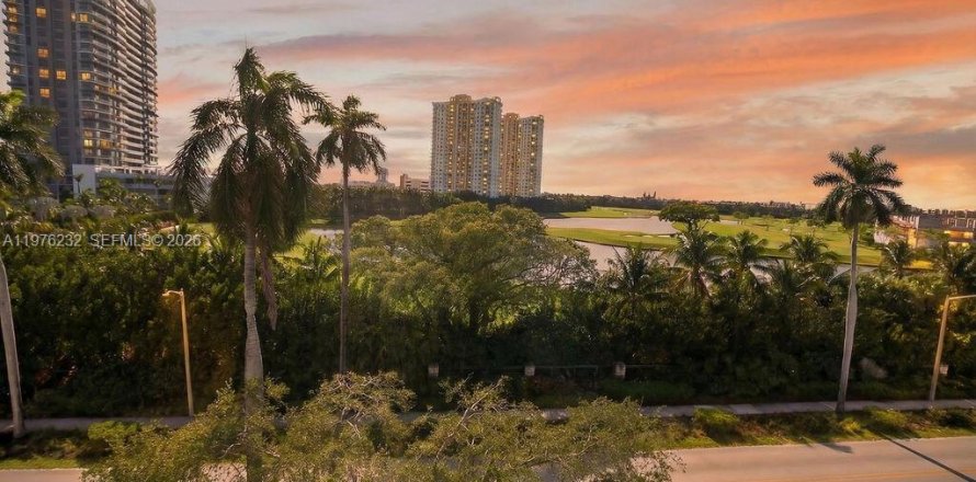 Condo in Hallandale Beach, Florida, 2 bedrooms  № 2044436