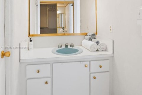 Condo in Hallandale Beach, Florida, 2 bedrooms  № 2044436 - photo 16