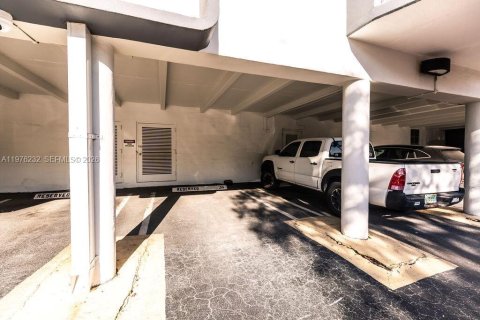 Condo in Hallandale Beach, Florida, 2 bedrooms  № 2044436 - photo 29