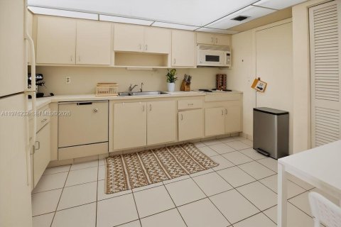 Condo in Hallandale Beach, Florida, 2 bedrooms  № 2044436 - photo 7