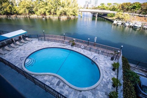 Condo in Hallandale Beach, Florida, 2 bedrooms  № 2044436 - photo 27