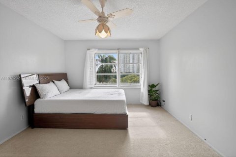 Condo in Hallandale Beach, Florida, 2 bedrooms  № 2044436 - photo 10