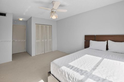 Condo in Hallandale Beach, Florida, 2 bedrooms  № 2044436 - photo 11