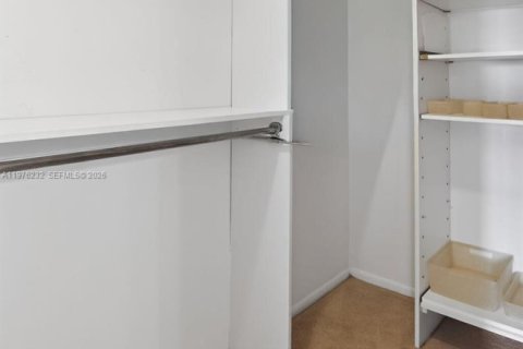 Condo in Hallandale Beach, Florida, 2 bedrooms  № 2044436 - photo 12