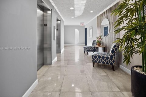 Condo in Hallandale Beach, Florida, 2 bedrooms  № 2044436 - photo 22