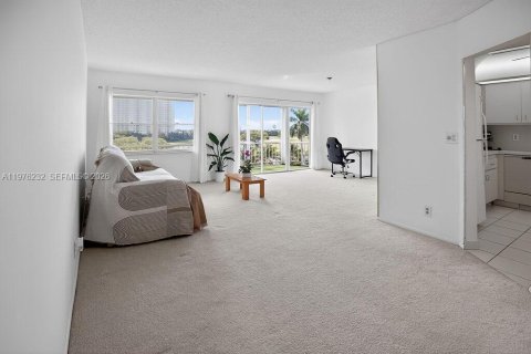 Condo in Hallandale Beach, Florida, 2 bedrooms  № 2044436 - photo 3
