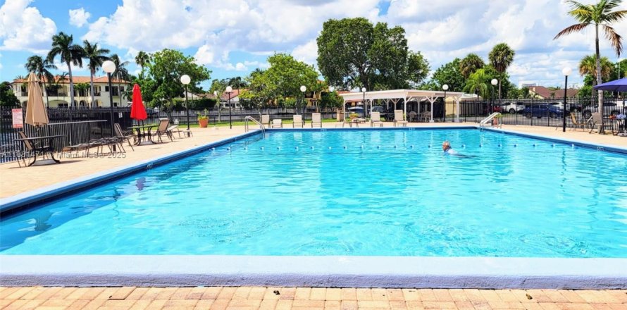 Condominio en Hallandale Beach, Florida, 1 dormitorio № 1924656