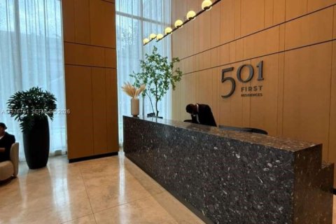 Condo in Miami, Florida, 1 bedroom  № 2040983 - photo 2