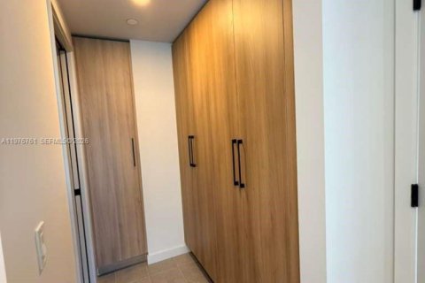 Condo in Miami, Florida, 1 bedroom  № 2040983 - photo 11