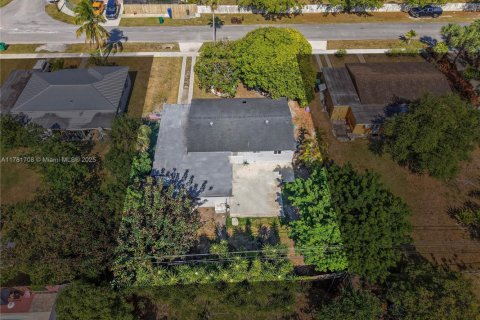 House in Homestead, Florida 3 bedrooms, 153.66 sq.m. № 1627999 - photo 6