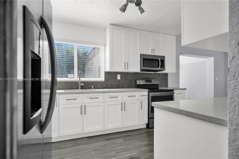 House in Homestead, Florida 3 bedrooms, 153.66 sq.m. № 1627999 - photo 10