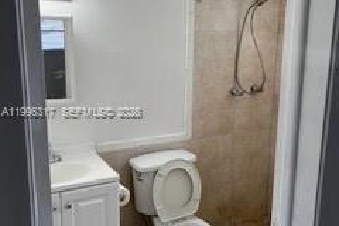 Casa en alquiler en Hollywood, Florida, 3 dormitorios, 188.22 m2 № 2059171 - foto 3