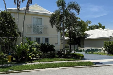 House in Pembroke Pines, Florida 3 bedrooms, 191.01 sq.m. № 1925631 - photo 2