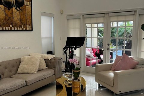 House in Pembroke Pines, Florida 3 bedrooms, 191.01 sq.m. № 1925631 - photo 7