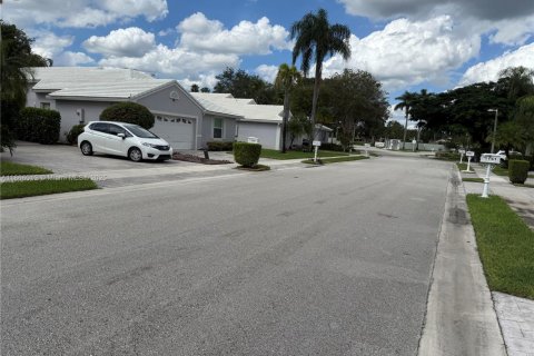House in Pembroke Pines, Florida 3 bedrooms, 191.01 sq.m. № 1925631 - photo 20