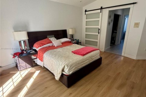 House in Pembroke Pines, Florida 3 bedrooms, 191.01 sq.m. № 1925631 - photo 21