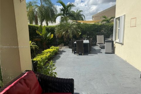 House in Pembroke Pines, Florida 3 bedrooms, 191.01 sq.m. № 1925631 - photo 29