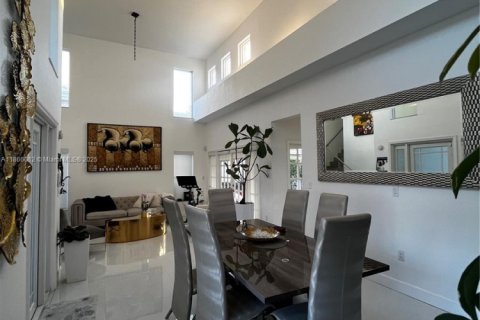 House in Pembroke Pines, Florida 3 bedrooms, 191.01 sq.m. № 1925631 - photo 11