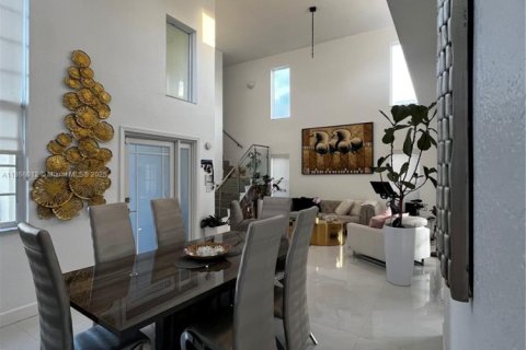 House in Pembroke Pines, Florida 3 bedrooms, 191.01 sq.m. № 1925631 - photo 10