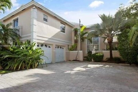 House in Pembroke Pines, Florida 3 bedrooms, 191.01 sq.m. № 1925631 - photo 1
