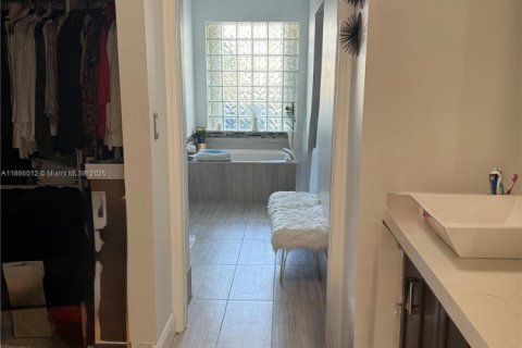 House in Pembroke Pines, Florida 3 bedrooms, 191.01 sq.m. № 1925631 - photo 26