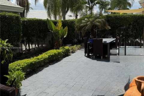 House in Pembroke Pines, Florida 3 bedrooms, 191.01 sq.m. № 1925631 - photo 4