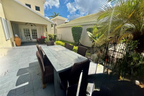 House in Pembroke Pines, Florida 3 bedrooms, 191.01 sq.m. № 1925631 - photo 28