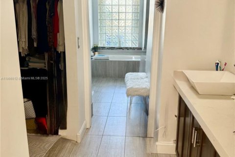 House in Pembroke Pines, Florida 3 bedrooms, 191.01 sq.m. № 1925631 - photo 27