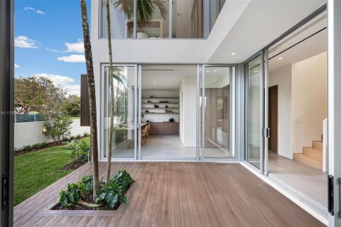 House in Miami, Florida 4 bedrooms, 265.7 sq.m. № 1502812 - photo 10