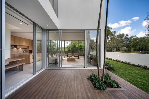House in Miami, Florida 4 bedrooms, 265.7 sq.m. № 1502812 - photo 9