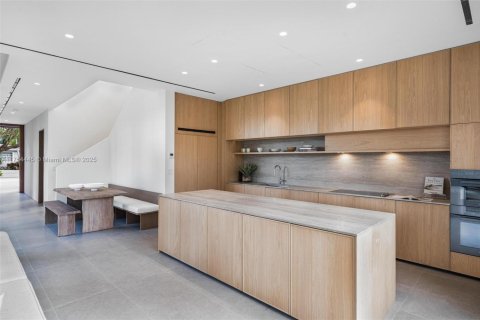 House in Miami, Florida 4 bedrooms, 265.7 sq.m. № 1502812 - photo 4