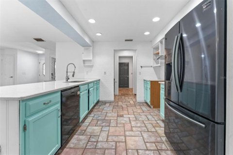 House in Palm Harbor, Florida 3 bedrooms, 188.41 sq.m. № 2157112 - photo 19