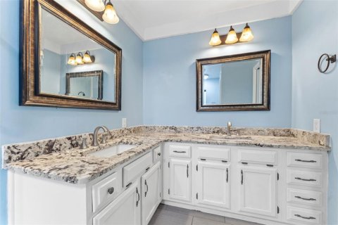 House in Palm Harbor, Florida 3 bedrooms, 188.41 sq.m. № 2157112 - photo 28