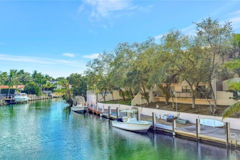 Condominio en alquiler en Coral Gables, Florida, 2 dormitorios, 96.43 m2 № 1990840 - foto 4