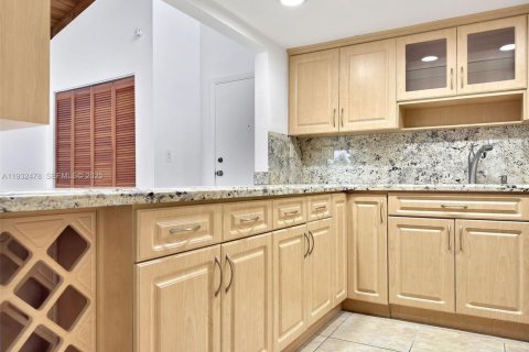 Condominio en alquiler en Coral Gables, Florida, 2 dormitorios, 96.43 m2 № 1990840 - foto 8