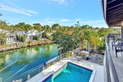 Condominio en alquiler en Coral Gables, Florida, 2 dormitorios, 96.43 m2 № 1990840 - foto 1