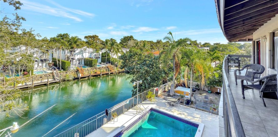 Condominio en Coral Gables, Florida, 2 dormitorios  № 1990840