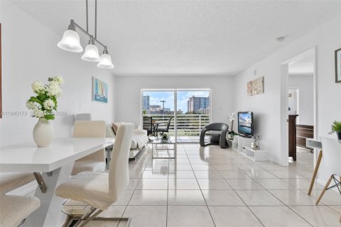 Condo à Sunny Isles Beach, Floride, 2 chambres  № 2043140