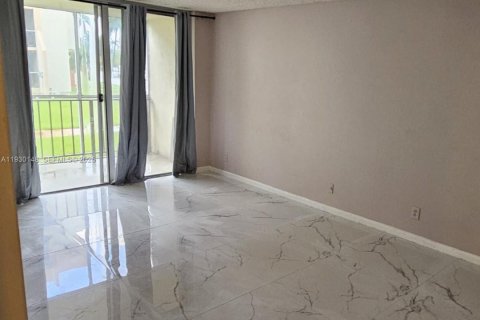 Condo in Hallandale Beach, Florida, 1 bedroom № 1988929 - photo 4