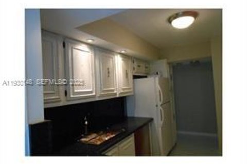 Condo in Hallandale Beach, Florida, 1 bedroom № 1988929 - photo 6