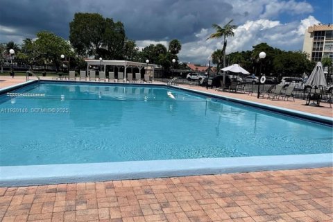 Condo in Hallandale Beach, Florida, 1 bedroom № 1988929 - photo 1